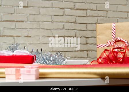 Geschenkverpackungsstation für Heimwerker. Schöne weihnachtsgeschenke Weihnachten Verpackung Station Konzept Seitenansicht mit Kopierraum Stockfoto