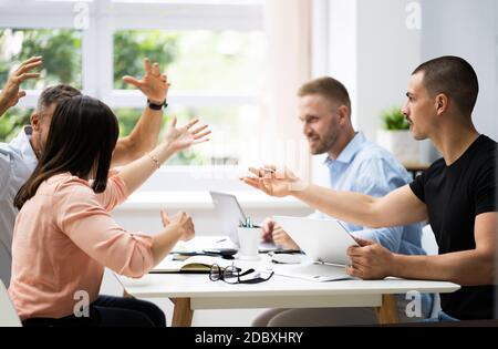 Workplace Business Conflict Schuld, Mobbing Und Mitarbeiterkampf Stockfoto