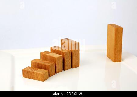 Aufsteigender Plan mit Holzblöcken Stockfoto