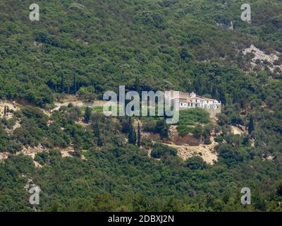 Fernsicht des Evangelistria Monastery, das bei Skiathos gelegen ist, das eine der griechischen Sporades Inseln ist Stockfoto