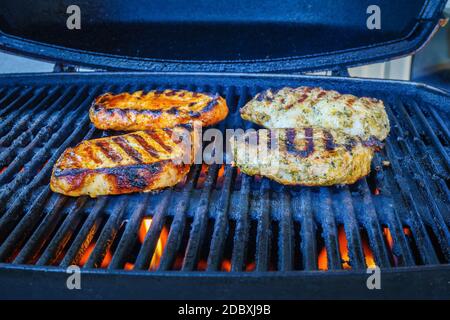 Steak und Fisch auf einem Gasgrill Stockfoto