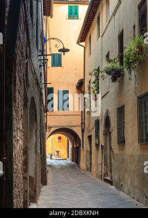 Enge Wohnstraße im historischen Teil von Lucca, Italien Stockfoto