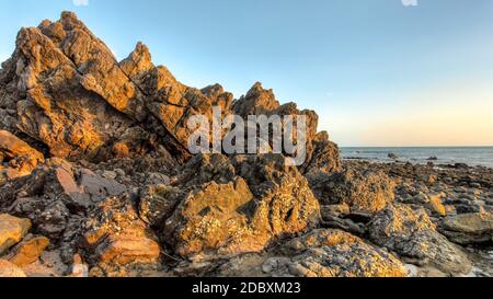 Trockene Felsen bei Ebbe in der Nachmittagssonne. Koh Lanta, Thailand Stockfoto