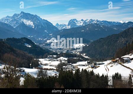 Berchtesgaden und andere Dörfer und Städte, gefangen von der Rossfeld Panorama Straße, in Deutschland Stockfoto