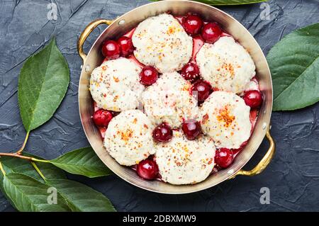 Knödel oder knettig mit Kirschfüllung.Traditionelles tschechisches Gericht Stockfoto