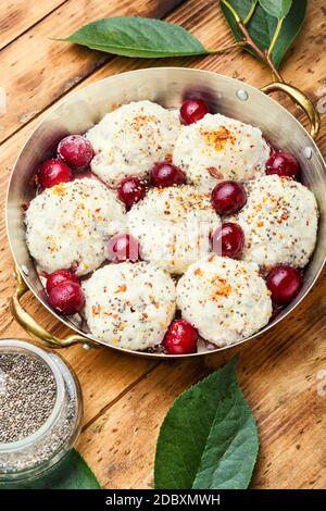 Böhmische Knödel oder knettig mit Kirschfüllung auf Holztisch Stockfoto