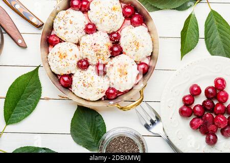 Knödel oder knetliky mit Kirschfüllung.Nationalgericht der Tschechischen und Slowakische Küche Stockfoto