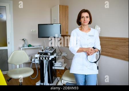 Kehlkopfärztin bei ent kombinieren in der Klinik. Ohren- und Nasenuntersuchung, professionelle Diagnostik, Arzt. Medizinische Fachkraft im Krankenhaus, otolaryn Stockfoto