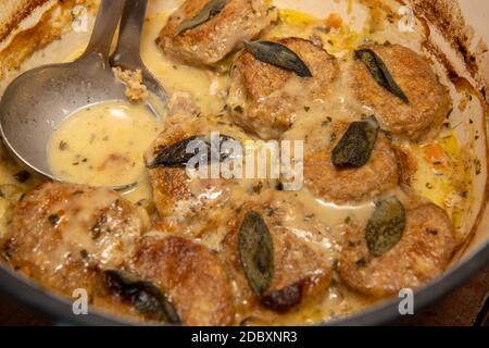Ein köstliches Huhn Cobbler mit Knödel in einem gekocht Kochgeschirr Stockfoto