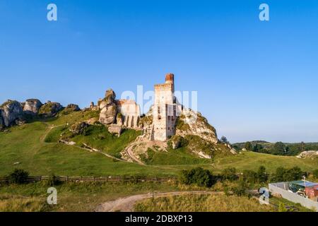 Olsztyn, Schlesien, Polen. Ruinen der mittelalterlichen königlichen Burg auf den Kalksteinfelsen im polnischen Jura-Hochland in der Nähe von Tschenstochau. Luftaufnahme im Sonnenaufgang l Stockfoto