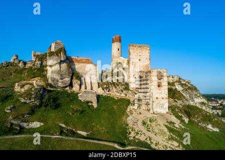 Olsztyn, Schlesien, Polen. Ruinen der mittelalterlichen königlichen Burg auf den Kalksteinfelsen im polnischen Jura-Hochland in der Nähe von Tschenstochau. Luftaufnahme im Sonnenaufgang l Stockfoto