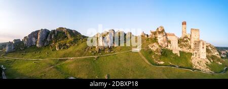 Olsztyn, Schlesien, Polen. Breites Panorama der Ruinen der mittelalterlichen königlichen Burg auf den Kalksteinfelsen im polnischen Jura Hochland in der Nähe von Tschenstochau. Antenne Stockfoto