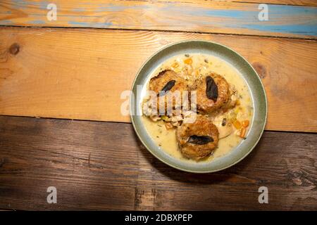 Ein köstlicher Hühnchen-Kobolder mit Knödeln in einer Holzküche Arbeitsfläche Stockfoto