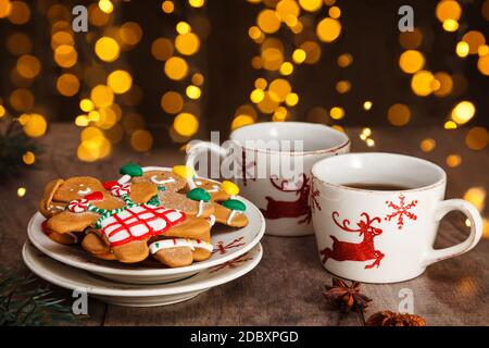 Hausgemachte Lebkuchen und heiße Schokolade für den Weihnachtstag aufbewahrt. Stockfoto