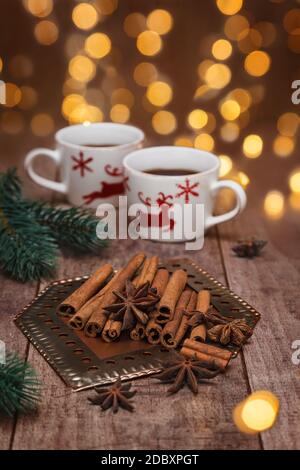Traditionelle Weihnachtsgewürze - Sternanis mit Zimt. Stockfoto