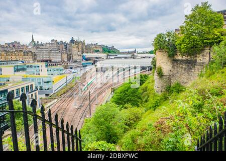 Edinburgh Schottland 5. Aug 2020 die Westseite von Waverley Bahnhof in Edinburgh mit allen Bahngleisen und Punkten Stockfoto