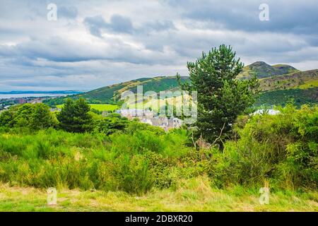 Edinburgh Schottland 5. Aug 2020 Blick auf die Stadt Edinburgh berühmte Wahrzeichen Palast, Parlament und Calton Hill. Stockfoto