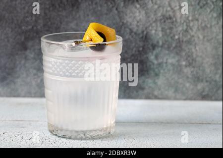 Ein Glas Casino Cocktail garniert mit einer Zitronenschale und Eine Maraschino Kirsche Stockfoto