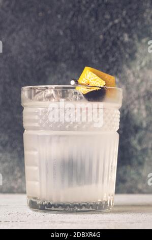 Ein Glas Casino Cocktail garniert mit einer Zitronenschale und Eine Maraschino Kirsche Stockfoto