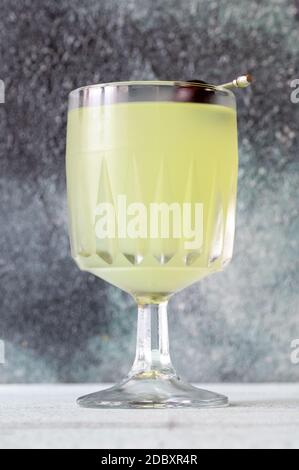 Cocktail auf Gin-Basis von Last Word in gekühltem Glas Stockfoto