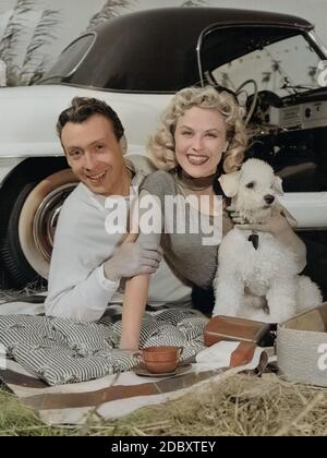 Peter Alexander, österreichischer Kan, Entertainer und Sänger mit Kollegin Bibi Johns, Deutschland 1958. Österreichischer Schauspieler, Sänger und Entertainer Peter Alexander mit seinem Film partner Bibi Johns, Deutschland 1958. Stockfoto