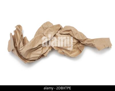 Gewelltes zerknittertes braunes Blatt Papier isoliert auf weißem Hintergrund, Draufsicht Stockfoto