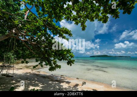 Holzschaukel am leeren Strand in koh ta kiev Paradies Insel in der Nähe von sihanoukville in kambodscha Stockfoto