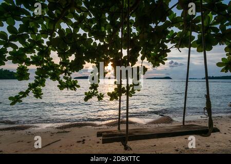 Holzschaukel am leeren Strand in koh ta kiev Paradies Insel in der Nähe von sihanoukville in kambodscha Stockfoto