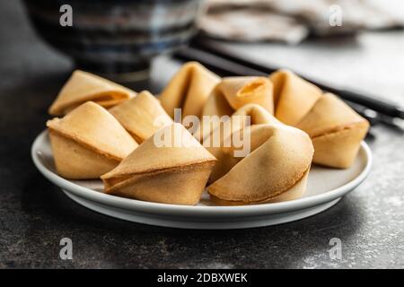 Chinesische Glücksplätzchen. Glücksplätzchen auf dem Teller. Stockfoto