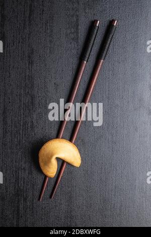 Chinesische Glücksplätzchen. Glücksplätzchen auf Essstäbchen. Draufsicht. Stockfoto