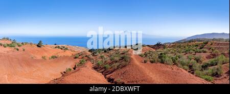 Gomera - Rote Landschaft im Norden mit Aussicht Nach Teneriffa Stockfoto