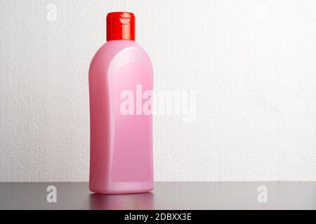 Haar Shampoo Flasche vor hellgrauem Hintergrund, editierbare Mock-up-Serie bereit für Ihr Design, Auswahl Pfad enthalten. Stockfoto