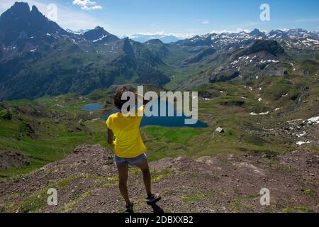 Wandern Frau suchen Pic du Midi Ossau in den französischen Pyrenäen Stockfoto