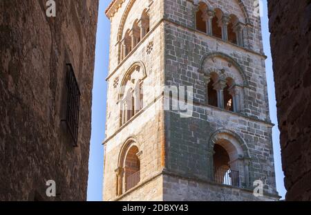 Torre Julia Santa Maria la Mayor Kirche, Trujillo, Spanien. Blick von der Straße in der Innenstadt Stockfoto