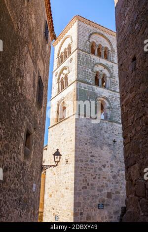 Torre Julia Santa Maria la Mayor Kirche, Trujillo, Spanien. Blick von der Straße in der Innenstadt Stockfoto