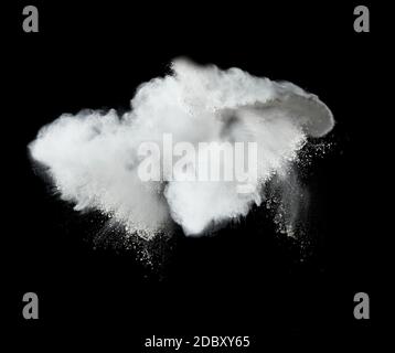 Wolke aus weißem Weizenmehl auf schwarzem Hintergrund fliegen Partikel in verschiedene Richtungen, explodieren und spritzen Stockfoto