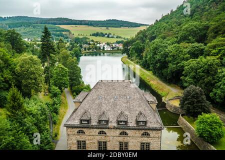 Bau des Wasserkraftwerks der Edertalsperre. Blick auf ein kleines Dorf. Stockfoto