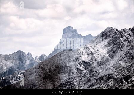 Alpen Berge. Alpine Austria Berg Mit Wolken Stockfoto