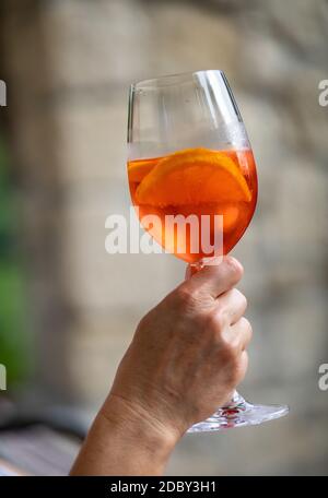 Aperol Spritz mit Orange ist ein perfekter Aperitif für einen Heißer Tag Stockfoto