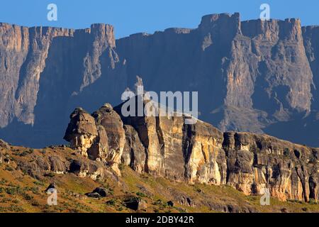 Hohe Gipfel in den Drakensberg Bergen, Royal Natal National Park, Südafrika Stockfoto