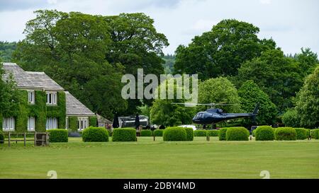 Hubschrauberflug (Start oder Ankunft) im Country House Hotel (Luxus Transport Charter-Service) - Devonshire Arms, Bolton Abbey, Yorkshire Dales, UK. Stockfoto