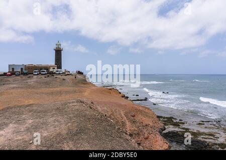 Die felsigen und Wüstenflächen der Halbinsel Jandia. Im Hintergrund der Leuchtturm Punta Jandia (Faro de Punta Jandia). Fuerteventura: Kanarienvögel Stockfoto