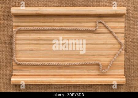 Pfeil des Seils liegen auf einer Bambusmatte in Form eines Manuskripts auf Entlassung gemacht Stockfoto