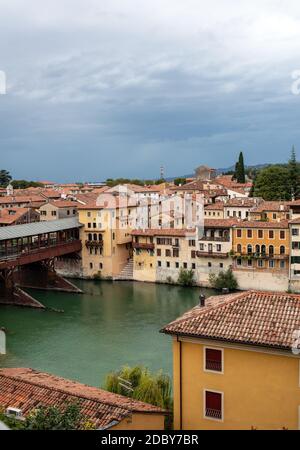 Bassano del Grappa, Italien - 6 September, 2019: Die hölzerne Brücke, Ponte degli Alpini, auf dem Brenta Fluss bedeckt, im Jahre 1569 durch die arachiten konzipiert Stockfoto