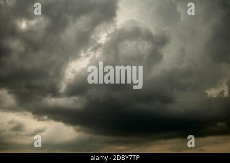 Wolkiger Himmel bedeckt mit grauen Wolken Stockfoto