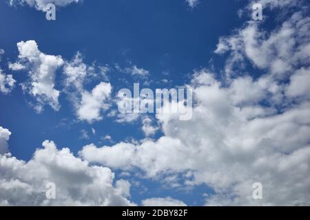 Bezaubernder blauer Himmel bedeckt mit Wolken Stockfoto