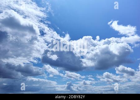 Sonnenbeschienene Cumulus humilis Wolken am blauen Himmel Stockfoto