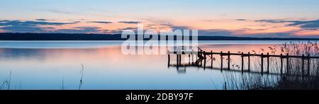 Geographie / Reisen, Deutschland, Bayern, Andechs, Fußgängerbrücke am Ammersee am Abend, Aidenri, Zusatz-Rights-Clearance-Info-Not-available Stockfoto