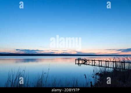 Geographie / Reisen, Deutschland, Bayern, Andechs, Fußgängerbrücke am Ammersee am Abend, Aidenri, Zusatz-Rights-Clearance-Info-Not-available Stockfoto