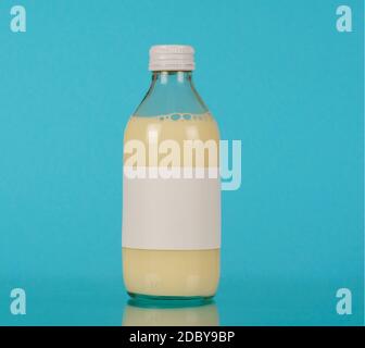 Kleine Glasflasche mit Pflanzenmilch Hochwertiges Foto Stockfoto